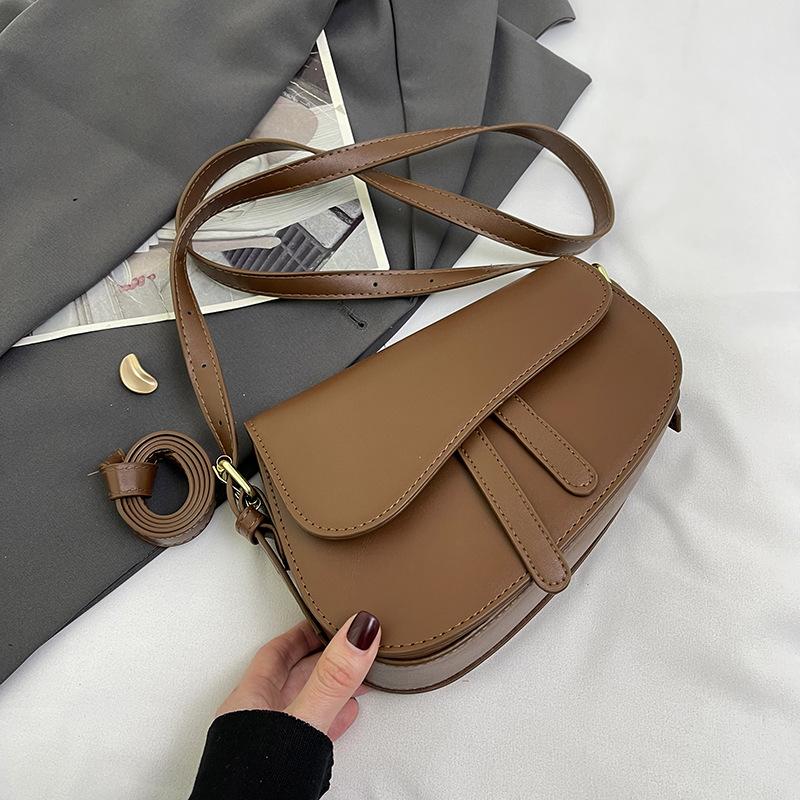 

Premium texture niche bag 2025 new women s bag summer popular messenger bag single shoulder underarm saddle bag коричневый