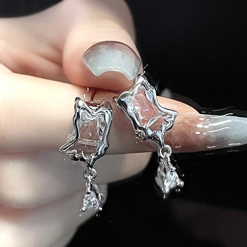 Ultra-Delicate Butterfly Zircon Earrings, Niche Design Sense, Advanced Cold Wind, Personalized Stud Earrings, Temperament, Socialite, Round Face Woman