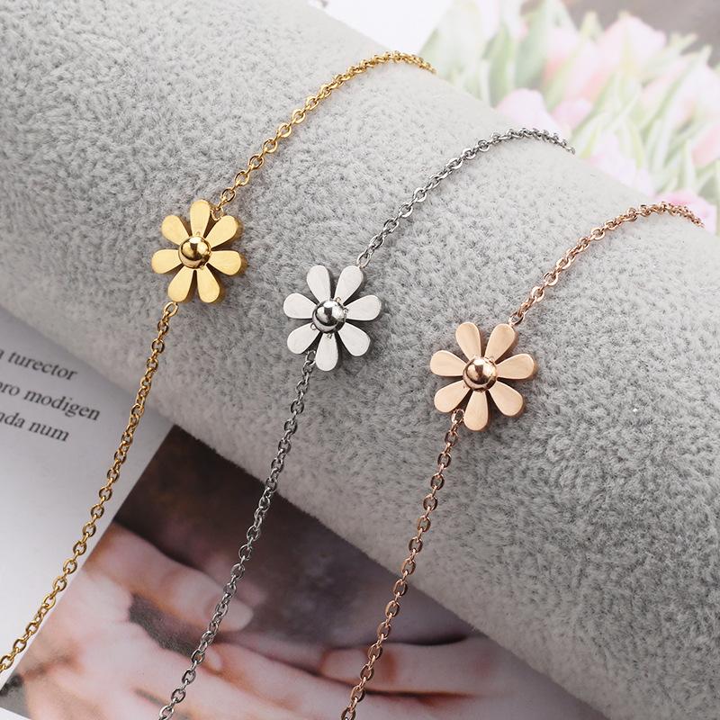 La catena del piede in acciaio al titanio con fiori da donna non sbiadisce i piedi di nicchia della personalità del colore