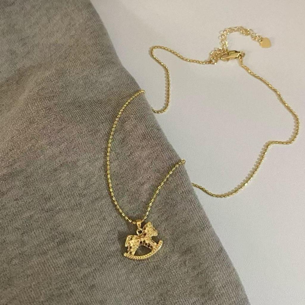 Gold Crushed Ice Horse Pendant Necklace - Light Luxury, Versatile Design for Women