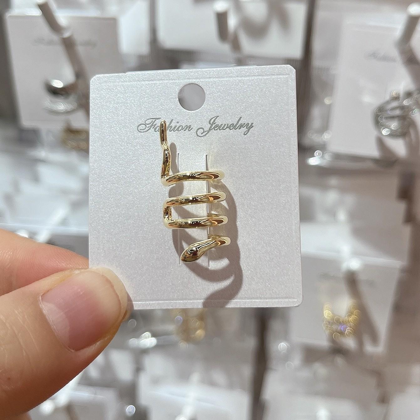 

Niche Serpentine Wrapped Ear Clip Niche Light Luxury High End Spirit Snake No Ear Hole Ear Bone Clip Ear Hanging Earrings золотий