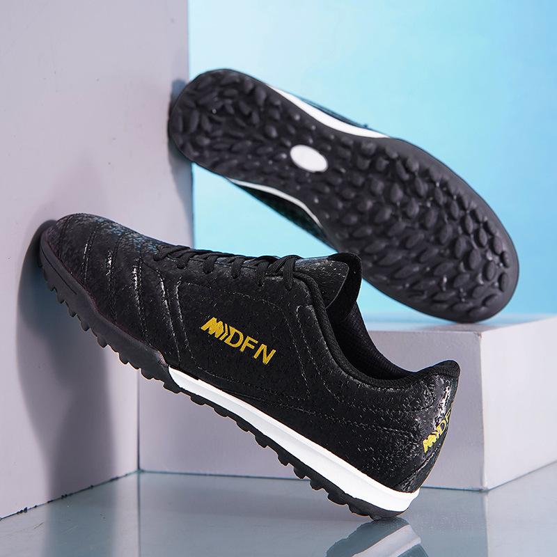 Xiyin Amazon 32-47 large size low-top football shoes, student lawn training and competition shoes are in stock.