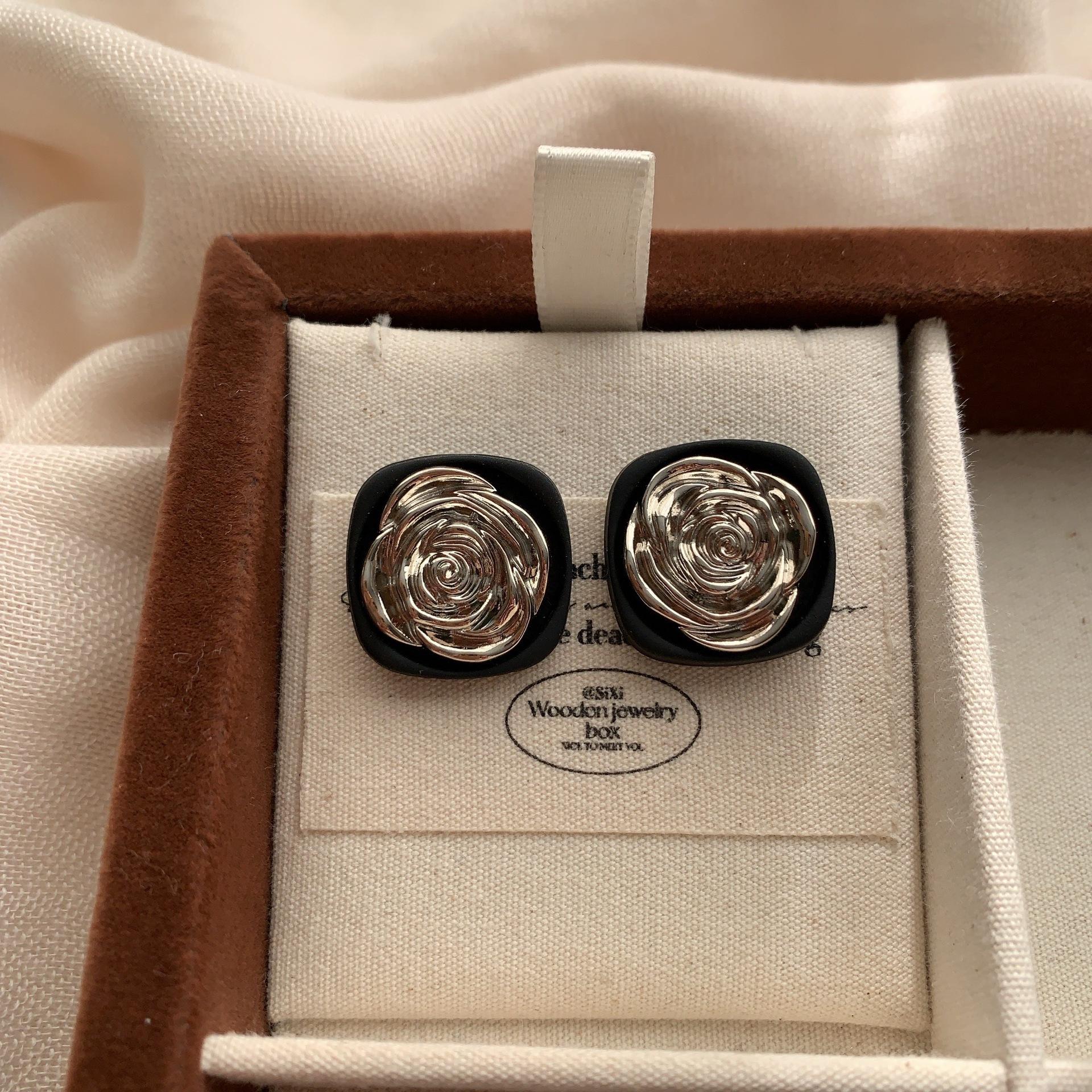 Three-dimensional rose stud earrings, romantic, soft, retro, cool, fashionable, light luxury, high-end, daily commuter earrings.