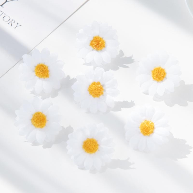 100Pcs Mini Silk Daisy Wedding Party Home Decorative Christmas Wreath Bridal Accessories Scrapbooking Artificial Flowers Cheaper