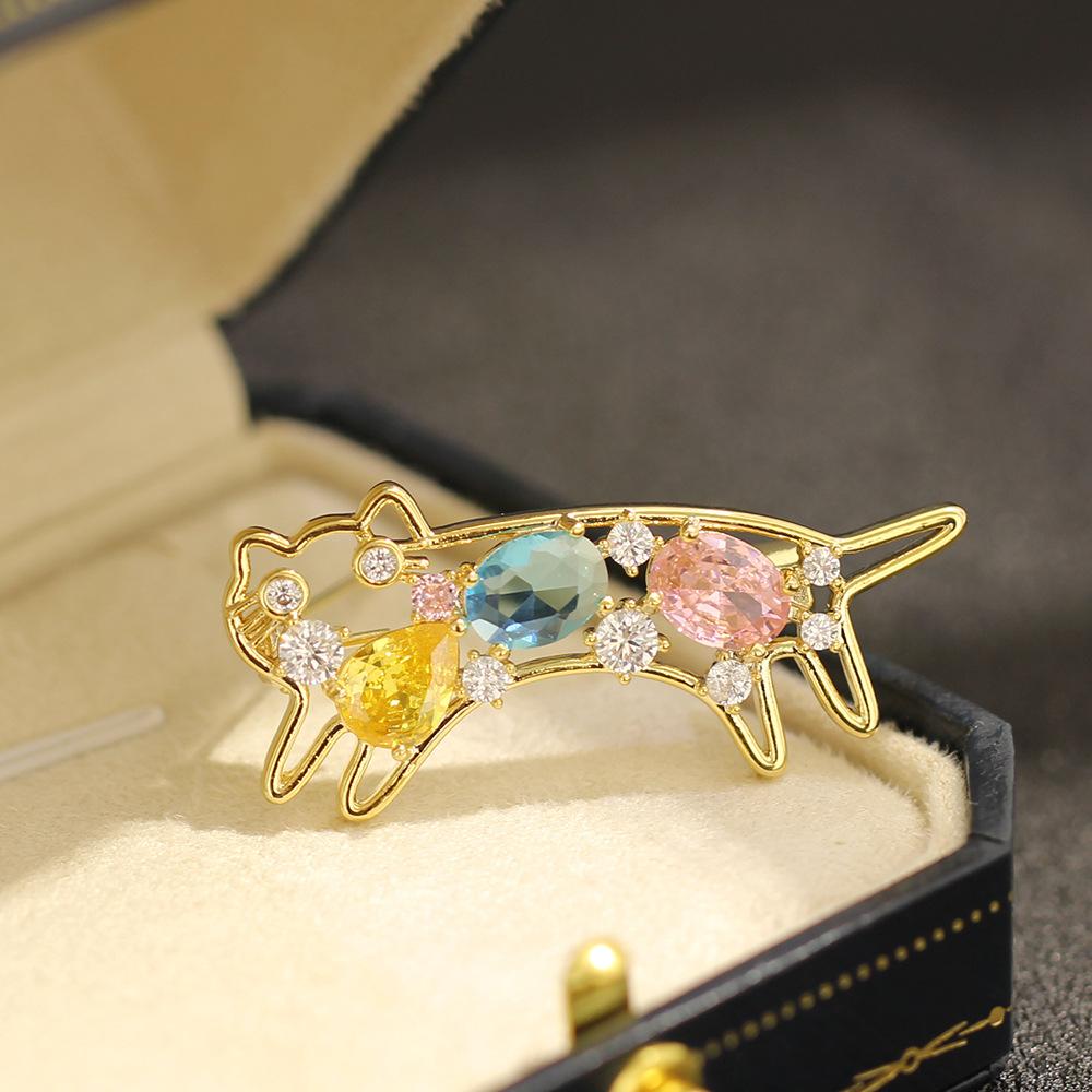 Temperament Niche Sweet Colored Diamond Inlaid Stretching Kitten Brooch Cute Versatile Animal Pet Pin Female