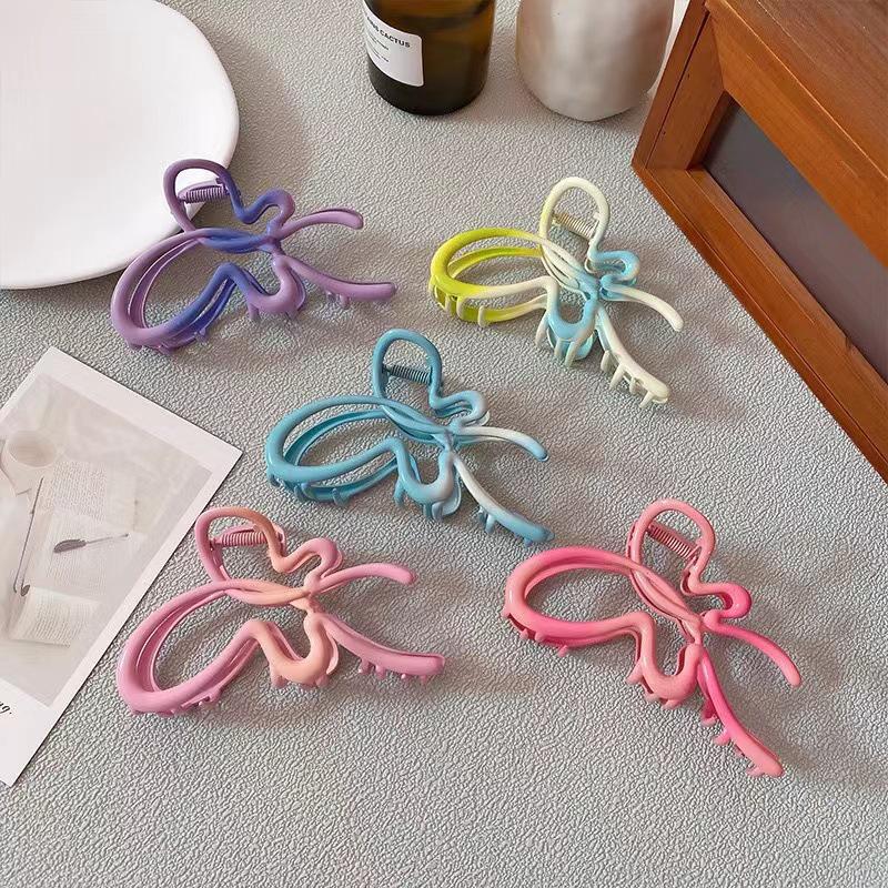 

2024 Gradient Butterfly Cutout Hair Clip: French Style