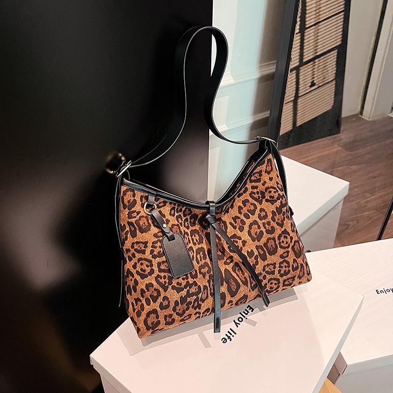 

Retro casual commuting large-capacity shoulder bag women s 2025 new autumn and winter fashion high-end leopard print messenger bag коричневый