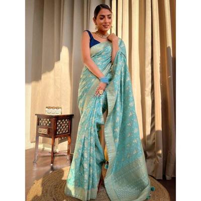 Το Silk Saree από το κατάστημα ALMAARI είναι στολισμένο με πανέμορφες ζαριές σε μορφή παραδοσιακών μοτίβων.