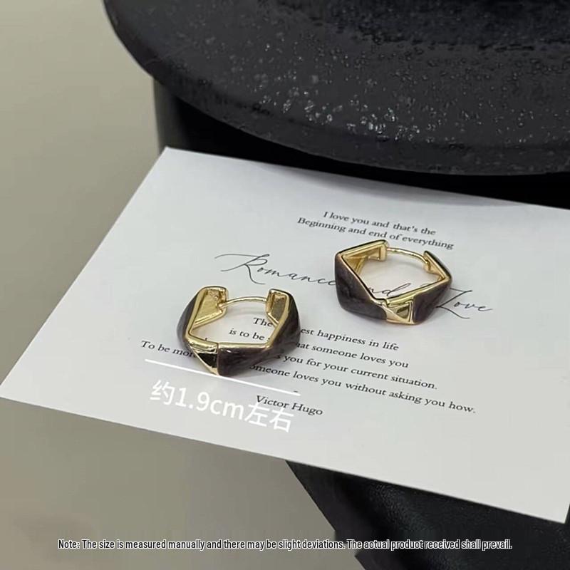 

Trendy Irregular Rhombus Geometric Earrings for Women - Stylish Cold-Weather Ear Cuffs with Modern Design for Autumn and Winter.