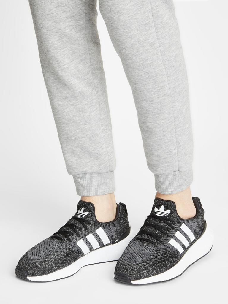 Кроссовки Adidas Swift Run 22 основной черный/облачный белый/серый пять
