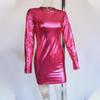Jednofialové letní minišaty s laserovým bokem v růžově červené barvě, kulatým výstřihem a dlouhým rukávem