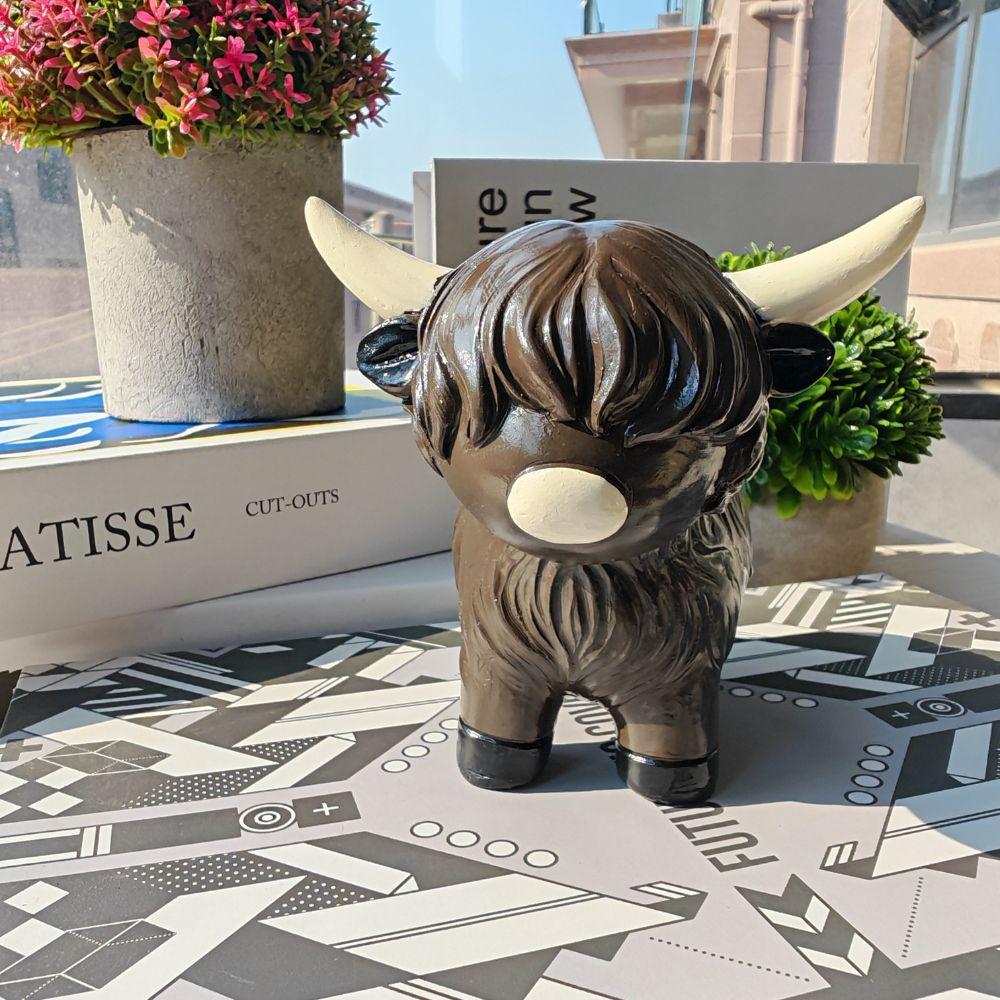 1 Piece of Highland Cow Statue Ornaments, Resin Craft Decoration, Scottish Highland Cow Art, Desk Office Accessories
