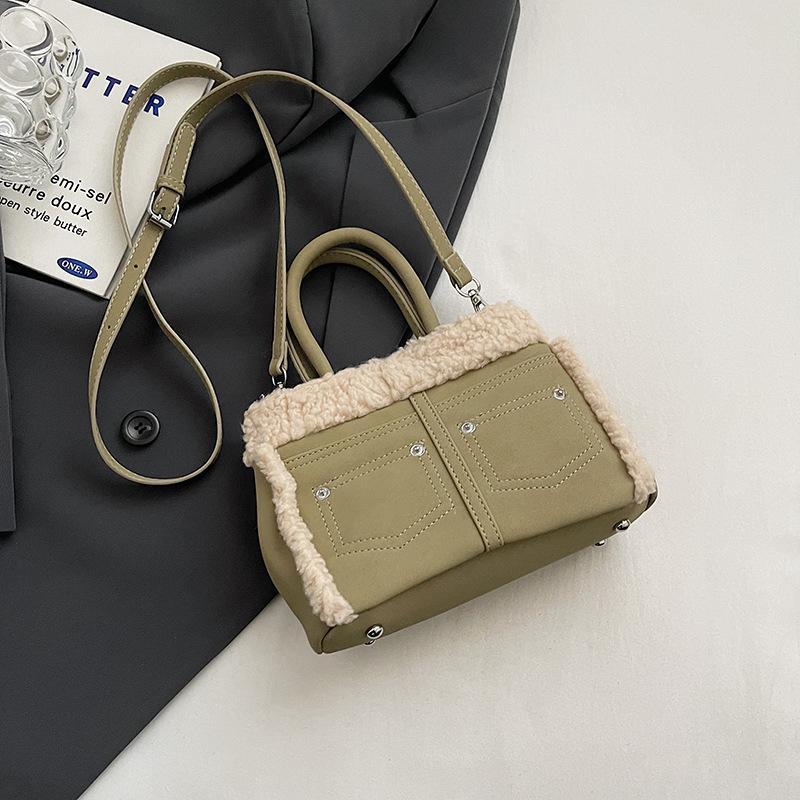 Autumn and Winter Retro Lamb Wool Tote Bag Women's 2025 New Shoulder Messenger Bag High-end Fluff Portable Bucket Bag