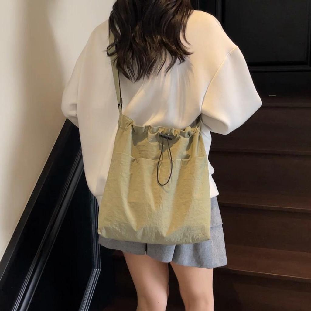 Rear zipper drawstring casual bag women's new fashion large cloth bag large capacity tote bag class commuter messenger bag