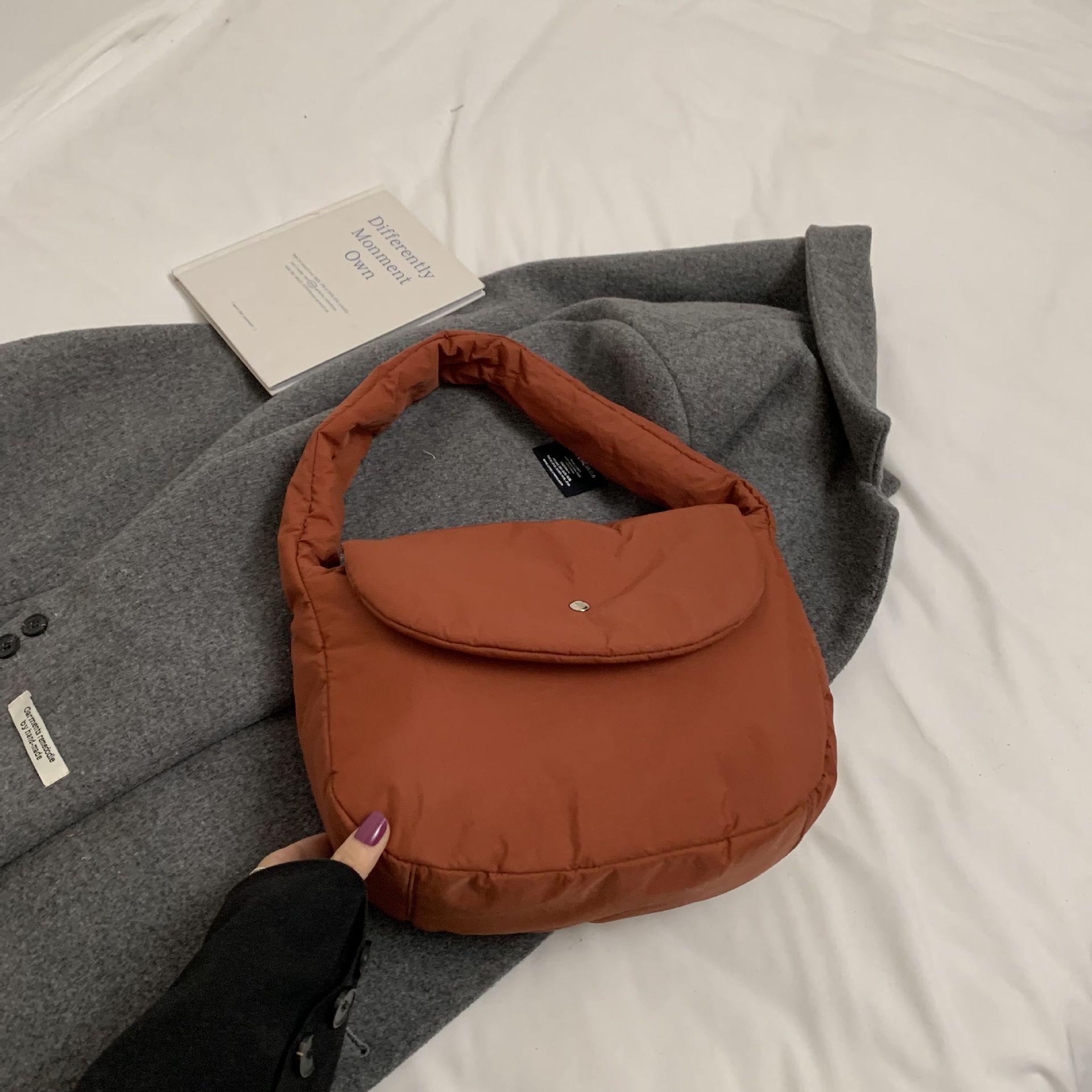 

Повседневная сумка, модный нишевый дизайн, ретро женская сумка 2025 зима новая универсальная ins высокая ценность сумка через плечо коричневый