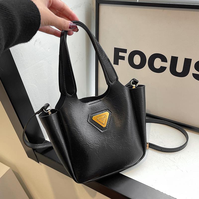 

Осень и зима ретро портативная сумка-тоут женская 2025 новая сумка высокая ценность универсальная нишевый дизайн на плечо сумка-мессенджер