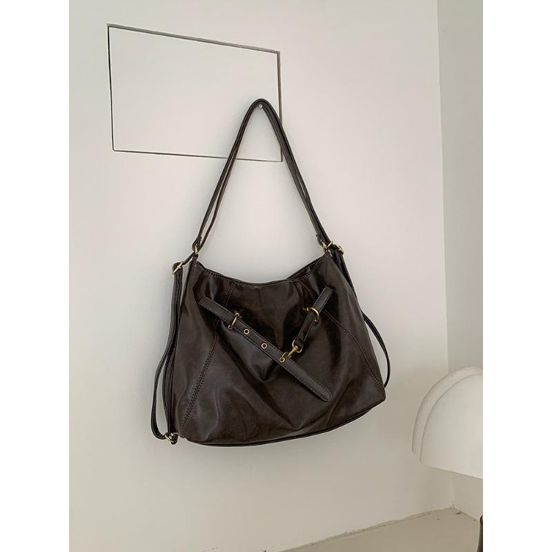 

Рюкзак модный и простой. Сумка-тоут на одно плечо — это повседневный рюкзак большой вместимости. кофейный