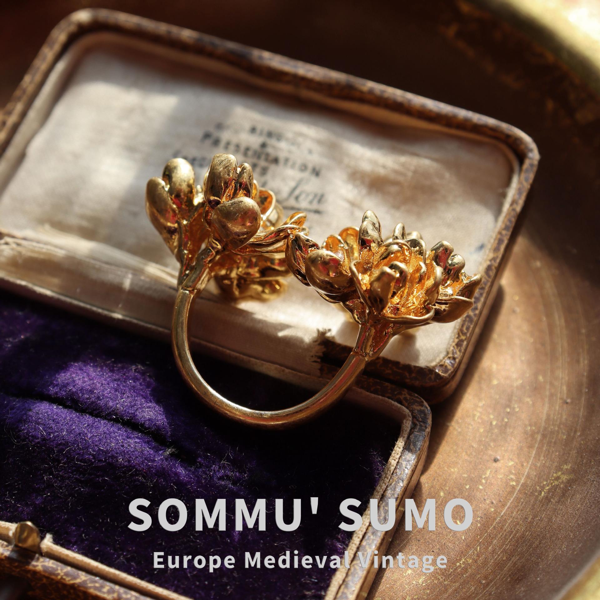 

Vintage antique Italian craftsmanship engraved opening double flower ring design original retro gold ring