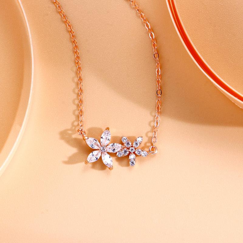 

Ожерелье с цветущей вишней для девочек, легкая роскошная нишевая дизайнерская цепочка с ключицей в корейской версии, простая кристальная женская