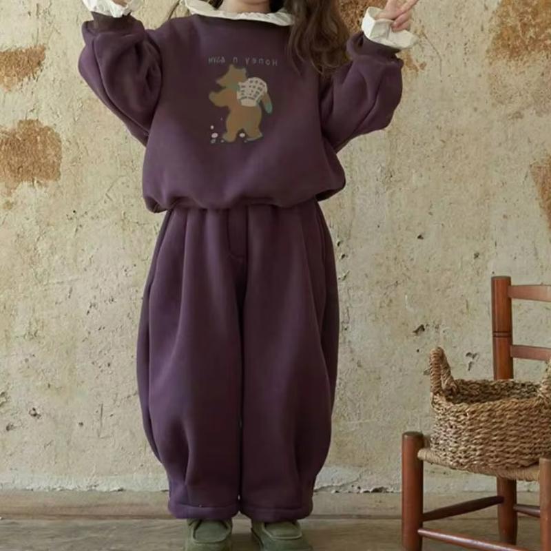 

Комплект для девочек осень-зима, новый флисовый свитер с круглым вырезом и принтом из мультфильмов + длинные брюки, 2 предмета, детский теплый спортивный комплект для детей среднего и маленького размера 120 фиолетовый