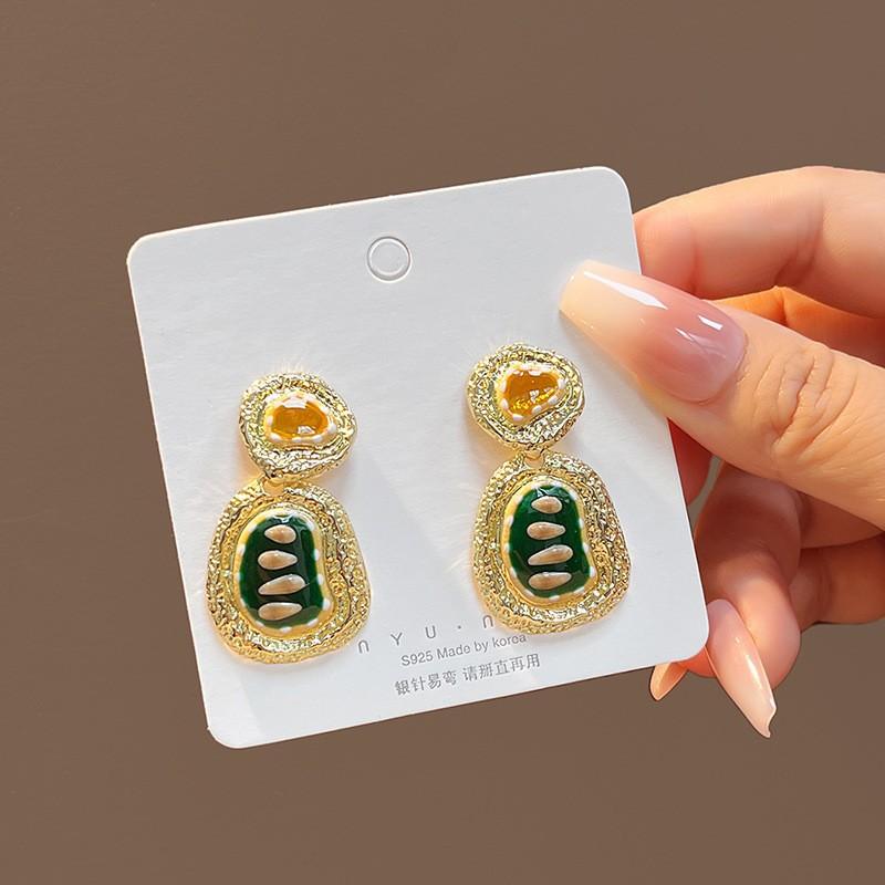 

Medieval style niche design dripping oil contrasting color oval earrings retro French irregular folds exaggerated personality light luxury
