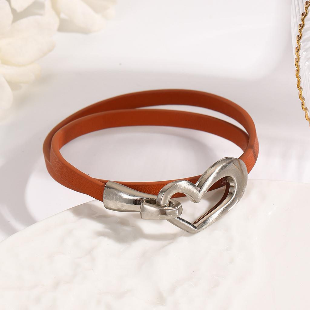 Schicht-Herz-Armband-Set Weiches Leder-Wickelband mit gebürbtem Metallverschluss Einzigartiges Modeaccessoire
