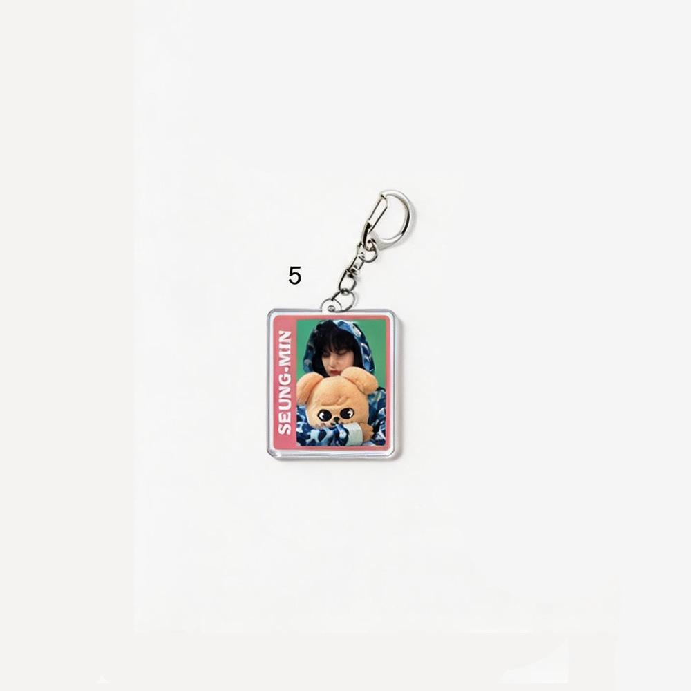 1 Stück Stray Kids Mitglied Schlüsselanhänger Niedlich Polaroid Stil Echtes Foto Figur Hält SKZOO Puppe Anhänger Schlüsselanhänger für Taschen, SKZ Merch STAY Fans Sammlung Geschenk