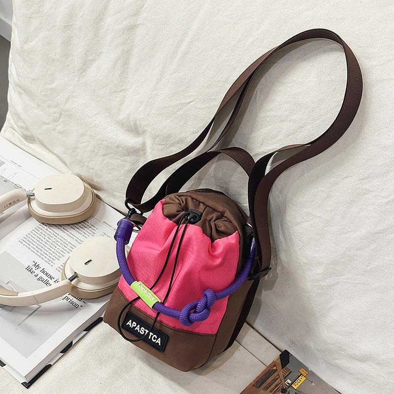 

Kettle bag sports leisure messenger bag fashion design sense men s and women s trendy brand mobile phone bag темно-коричневого кольору