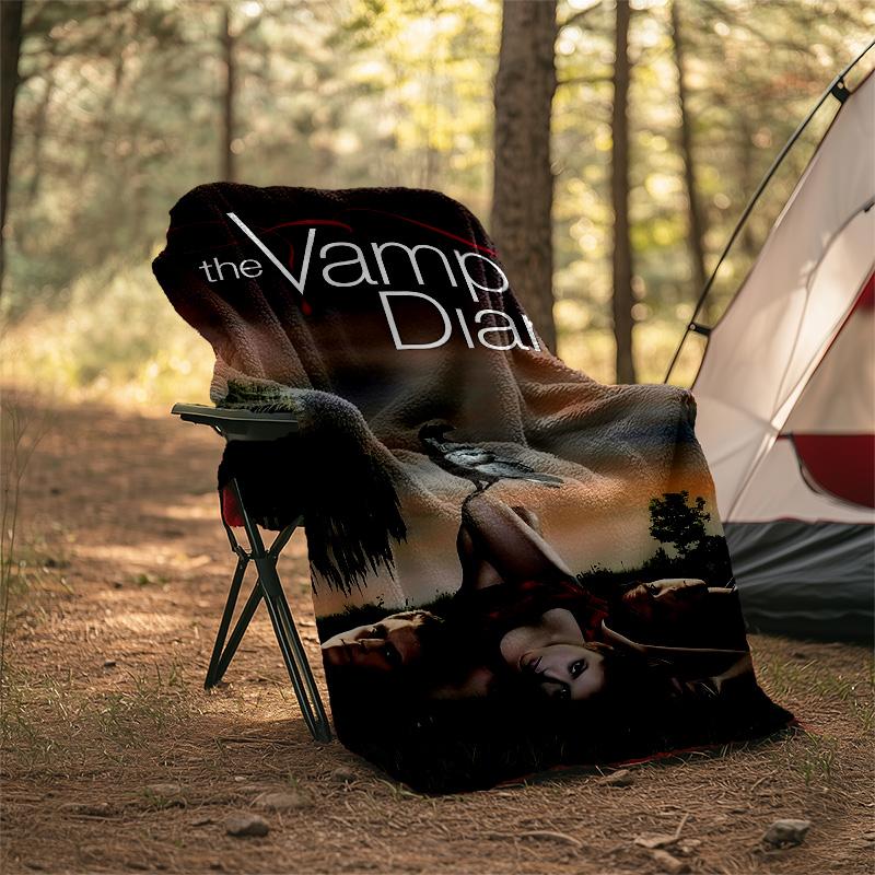 1 Stück The Vampire Diaries 4 Thema Weiche Flanell-Kuscheldecke - Digitaldruck, Polyester, Gemütlich für alle Jahreszeiten, Perfekt für draußen und Reisen