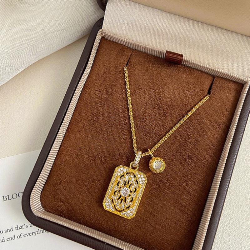 2025 Square Pendant Necklace For Women with A Minimalist and Elegant Metal Chain Choker Fashionable Versatile Accessories