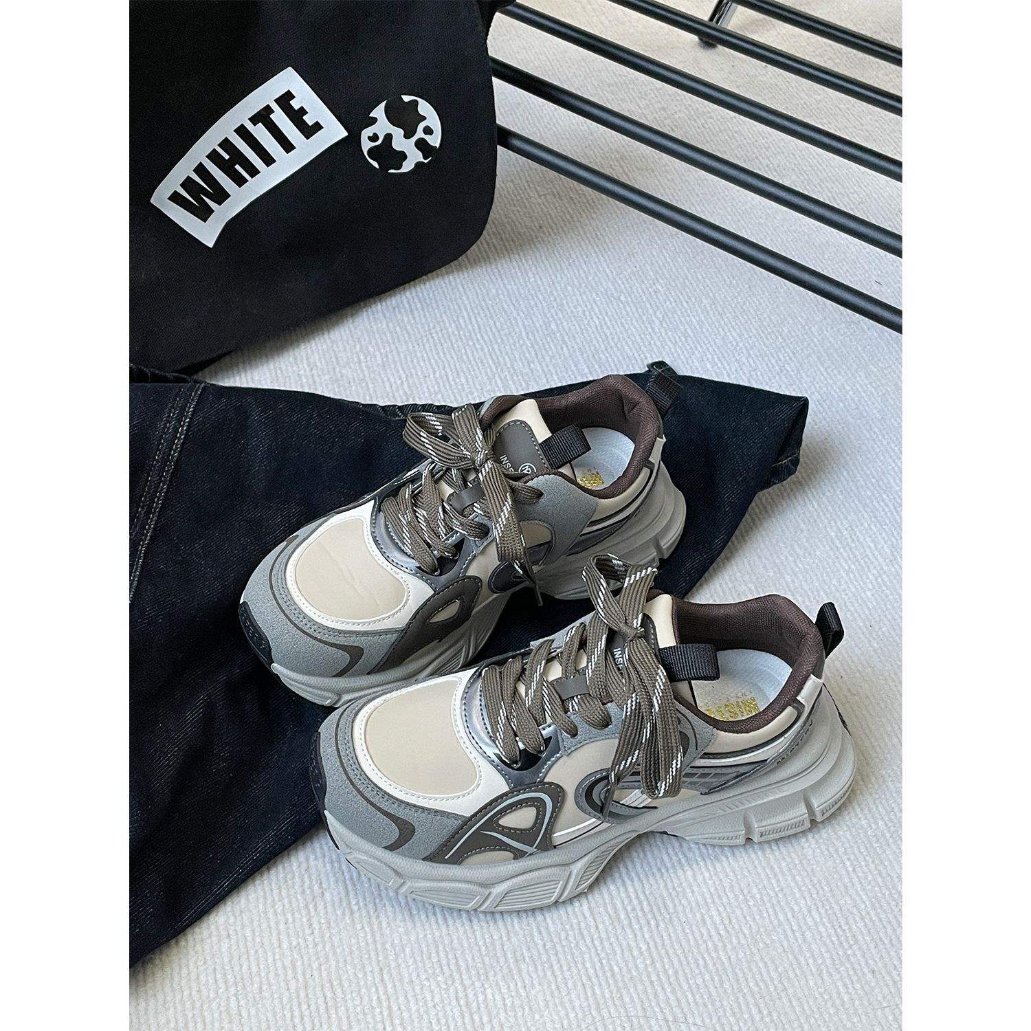 

2025 осень и зима новая мода инс трендовые на толстой подошве легкие повседневные спортивные туфли бархатные теплые универсальные папины кроссовки 38