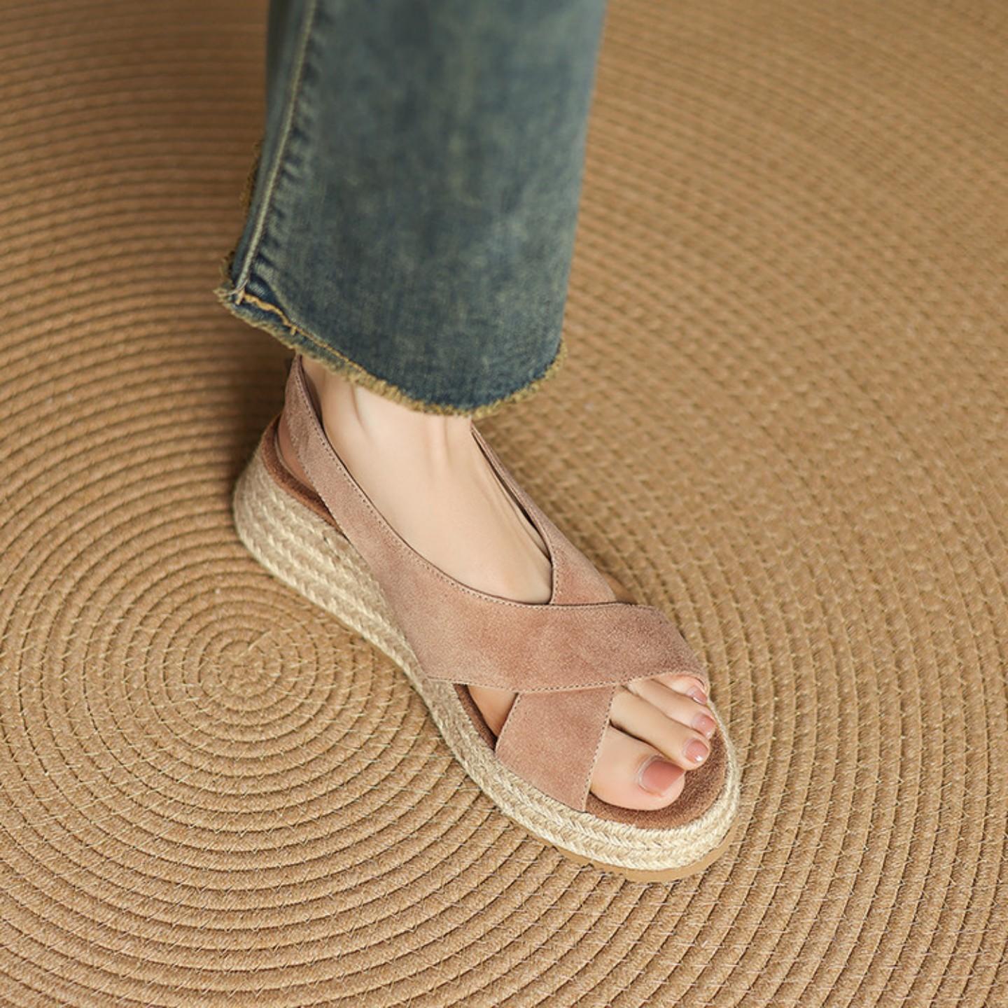 

Soft leather cross-strapped sandals women s summer outer wear heightened platform muffin shoes matte straw fisherman shoes 35 абрикосовий