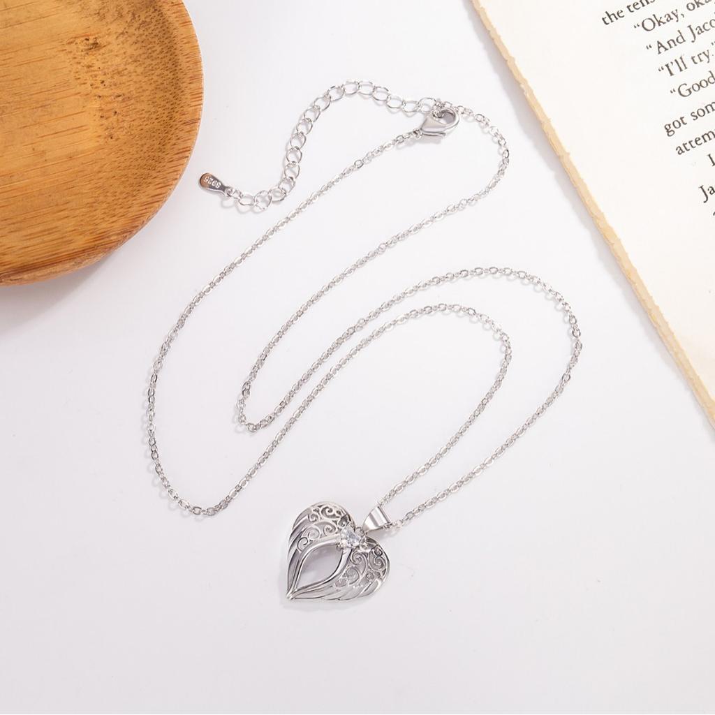 Stylish and Exquisite, Full of Diamond Angel Wings To Protect The Casual Versatile and Exquisite Necklace