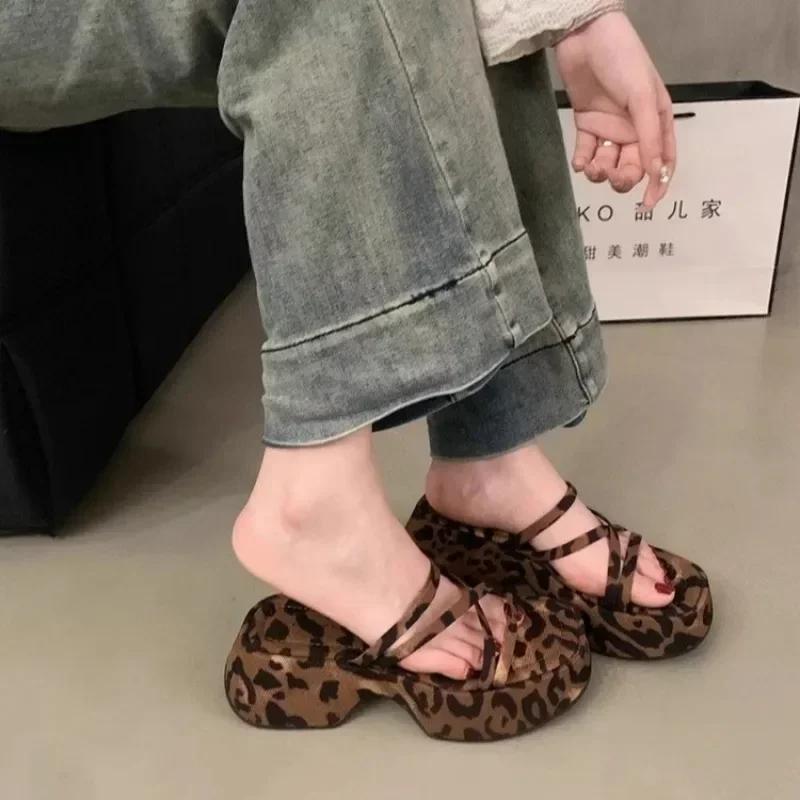 Fashion Mid Heel Slippers Women's Leopard Pattern 2024 Outdoor Summer Fashion Leisure Sexy Modern Platform Round Head Women's Slippers