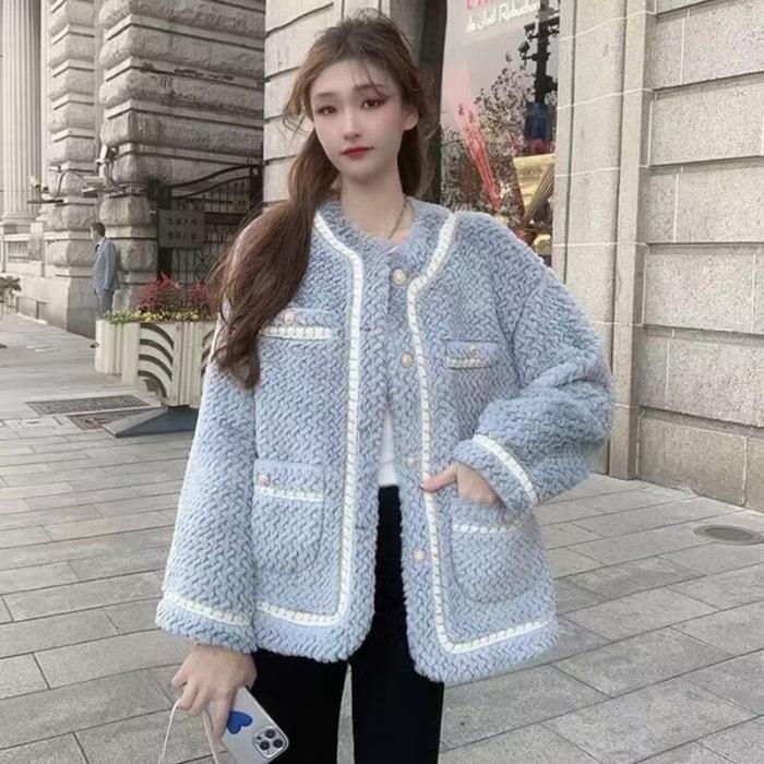Korean version of fashion autumn and winter new Xiaoxiangfeng imitation lamb wool coat women's loose thickened design top tide