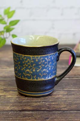 Waza no Kura Stilvolle Kaffee-Kutani-Keramik-Tasse mit goldenem Arabeskenmuster, perfekt als Geschenk für den 60., 70., 77. oder 88. Geburtstag