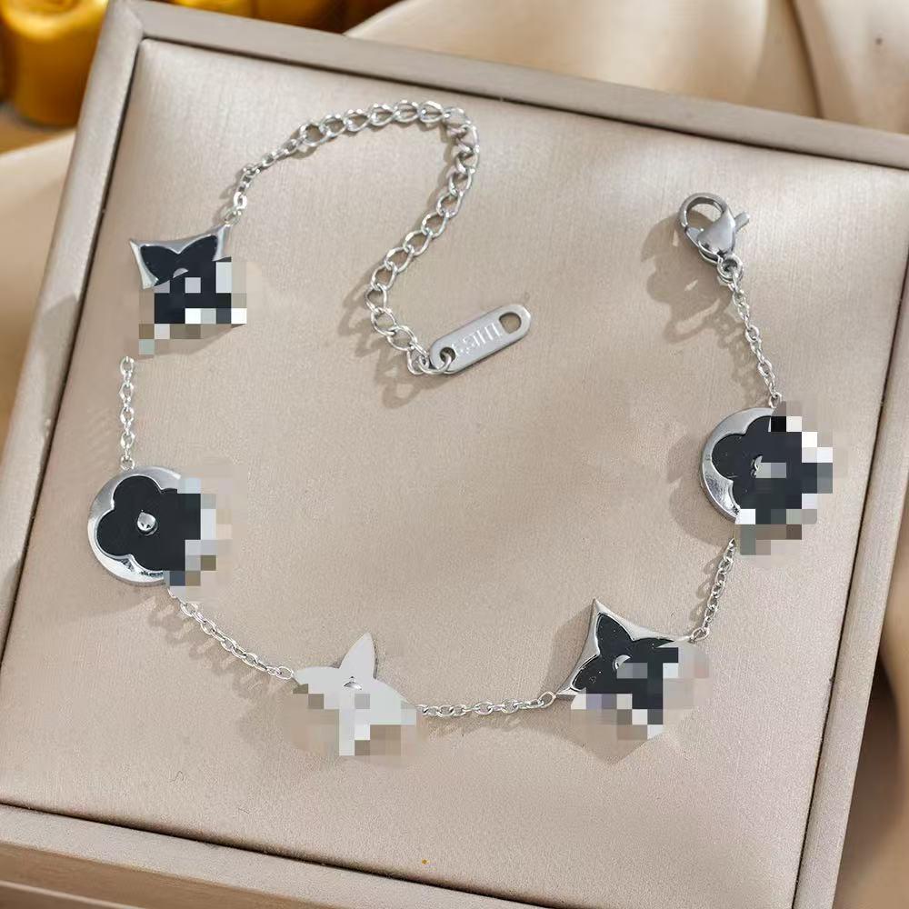 18K Gold-Plated Titanium Four-Leaf Clover Bracelet - Versatile, Non-Fading, Light Luxury Fashion with Shell Accents