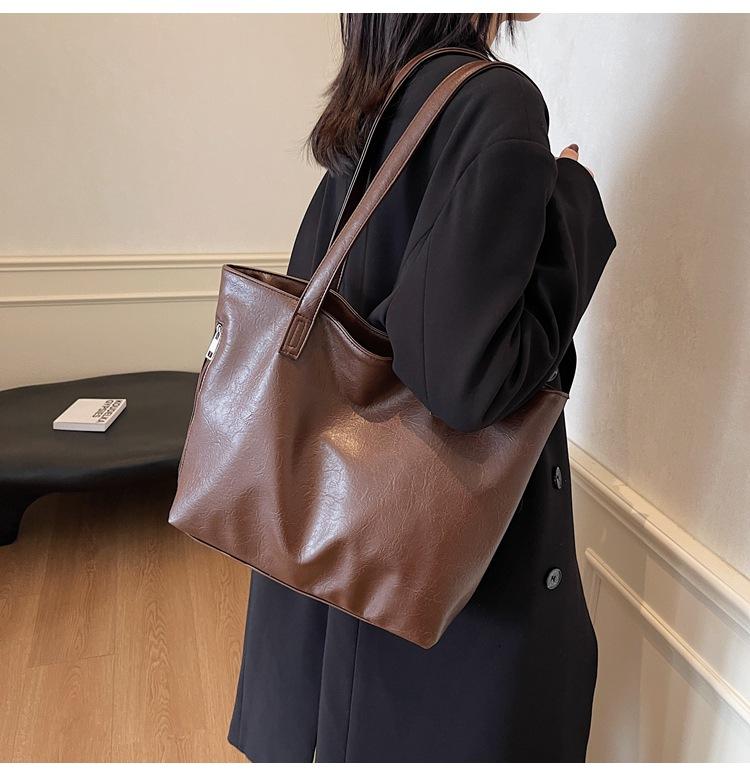 

Casual shoulder bag women s 2025 new original work and class commuting soft leather bag large capacity simple tote big bag коричневый
