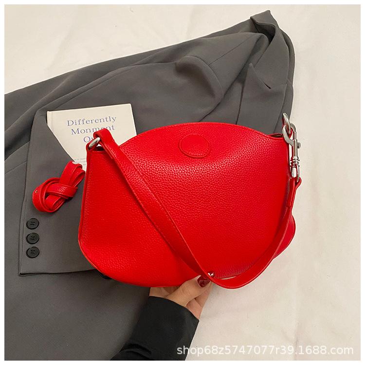 Niche design dumpling armpit bag 2025 summer new shoulder messenger bag high-end versatile lychee pattern saddle bag