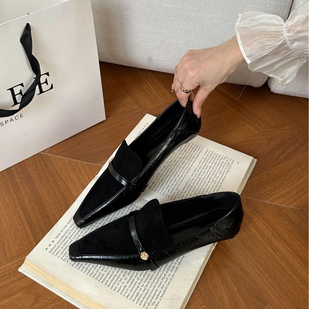 French retro single shoes women wear high-end pointed small leather shoes women's cream oilskin thick heel Mary Jane shoes women 2025