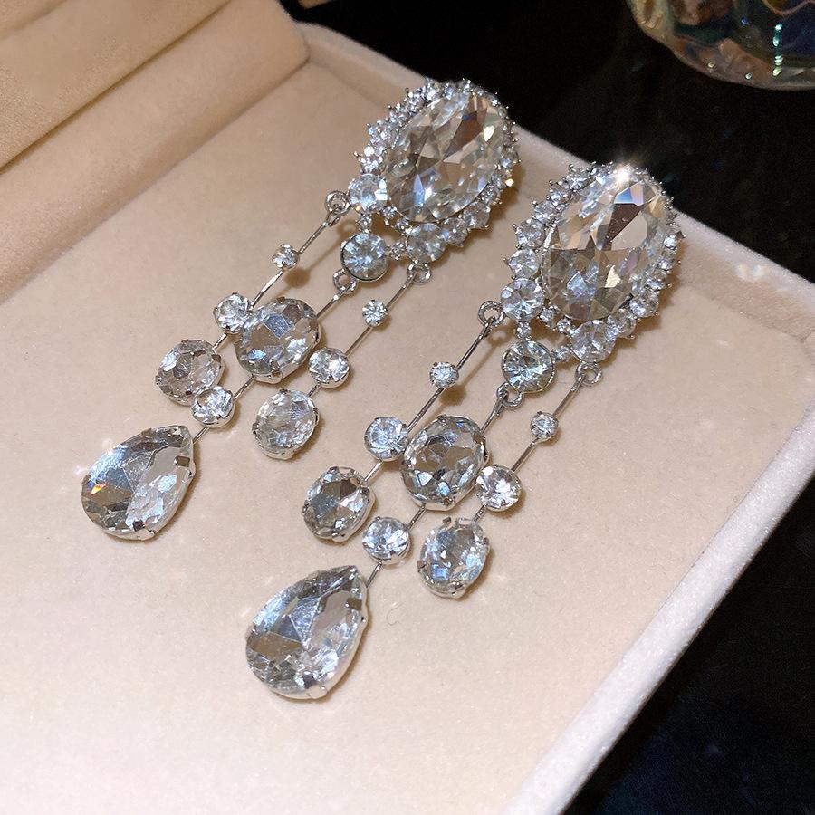 

Diamond-encrusted oval water drop fringed ear clips, personalized design, fashionable and exquisite earrings, light luxury and high-end earrings,
