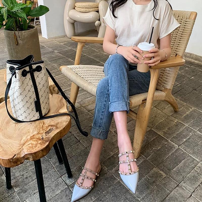 

Ранняя весна новая заклепка плоское дно сумка голова полушлепанцы женская обувь лакированная кожа слово с низким каблуком остроносые туфли-мюли 40