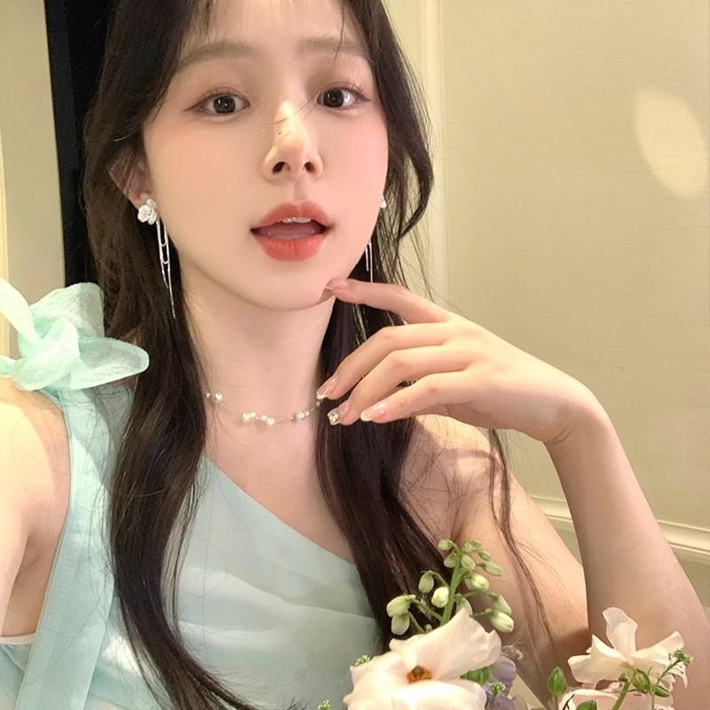 Super fairy sweet delicate small camellia fringed stud earrings women's high-end temperament petal earrings design earrings