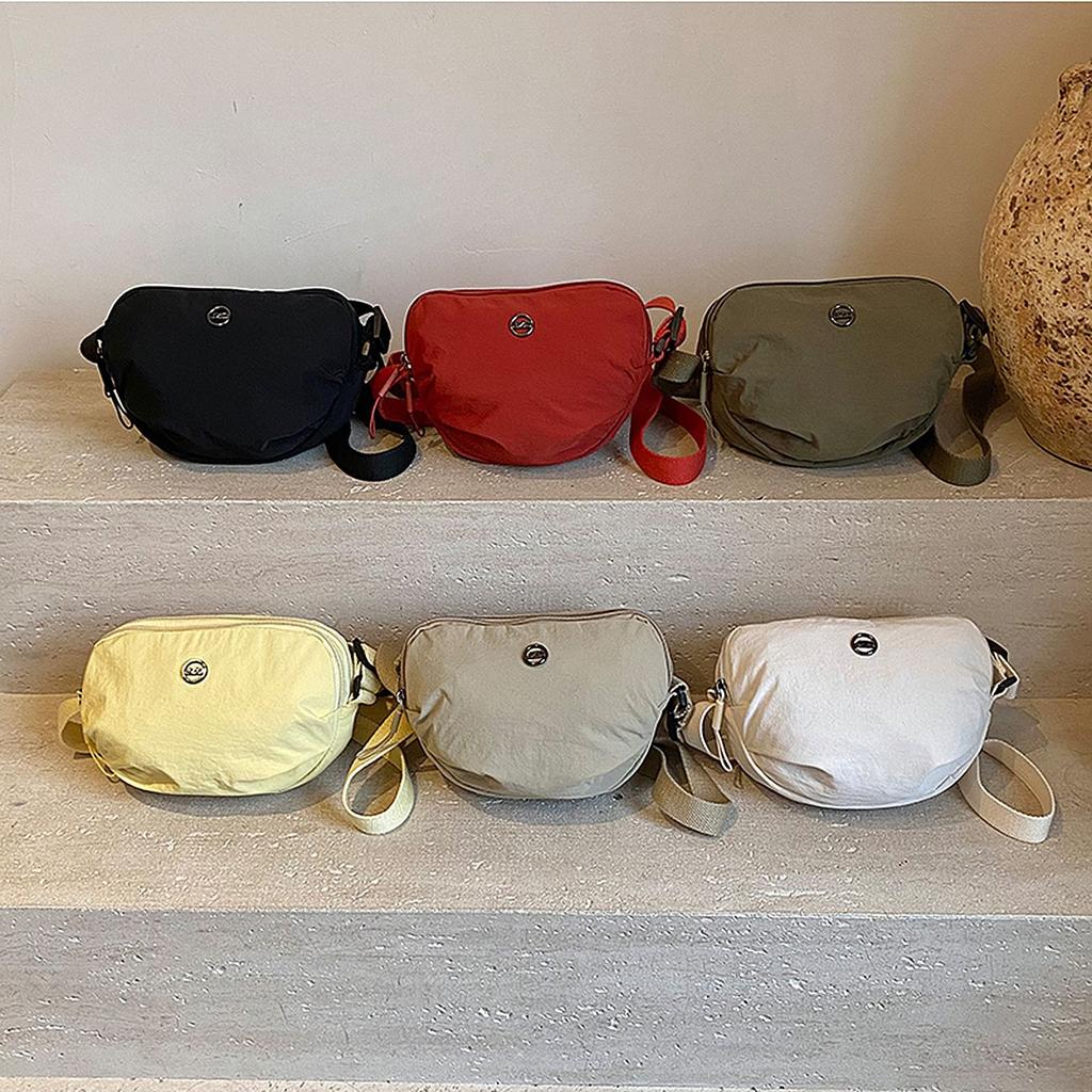 Multi-color shoulder bag with the same shoulder messenger bag will be sent on behalf of the new niche portable high-end large-capacity trend.