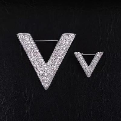 Spilla a forma di V da donna Squisita Spilla a forma di fiore con lettera Design con senso della personalità Spilla Fibbia anti-luce Fissaggio Accessori per abbigliamento