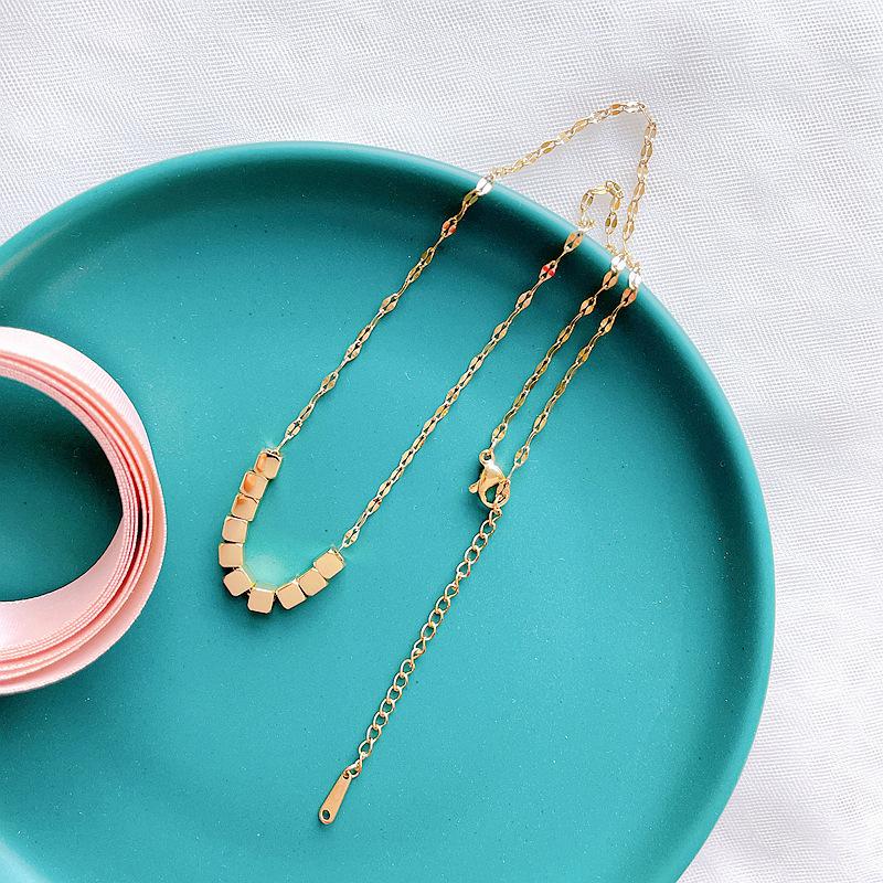 

В этом сезоне новое легкое роскошное женское ожерелье с геометрическим блоком из титановой стали и ниши