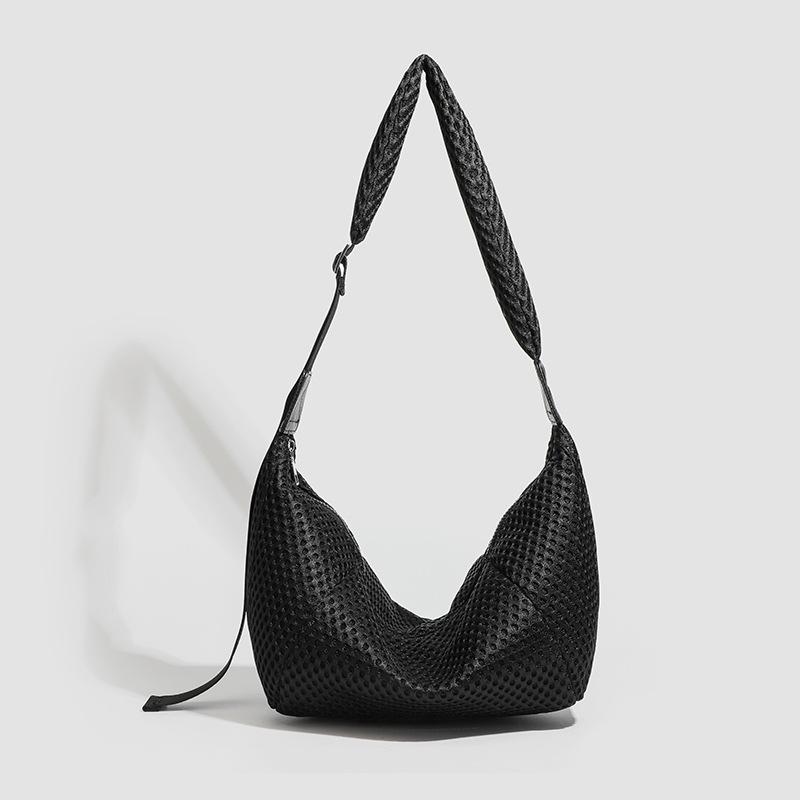 

2025 is dedicated to fashionable seam mesh oblique span bag, casual, simple and lightweight, single shoulder handbag, large capacity