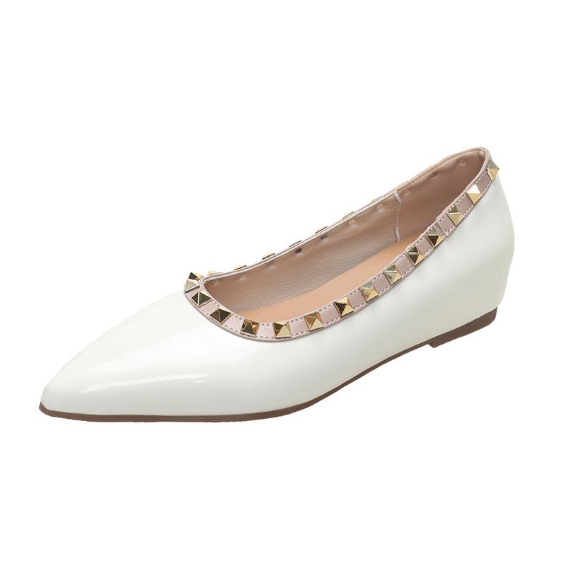 

Retro flat bottom pointed head shallow mouth rivets patent leather fashion single shoes women 2025 spring and autumn one-pedal glossy loafers women 35