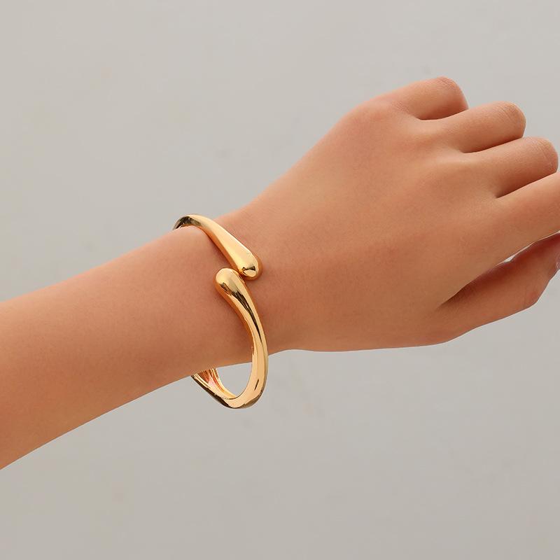 Simple and Personality Exaggerated Wide Edge Hollow Spring Alloy Bracelet Business Temperament Bracelet