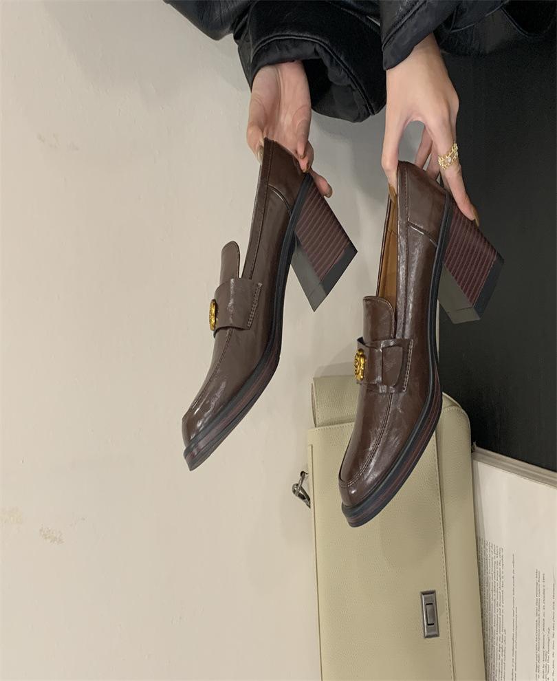 

Средневековые лоферы на толстом каблуке с камелиями, маленькие туфли на одинарной подошве, увеличивающие рост, женские маленькие кожаные туфли с круглым носком на одной педали 39 темно-коричневого